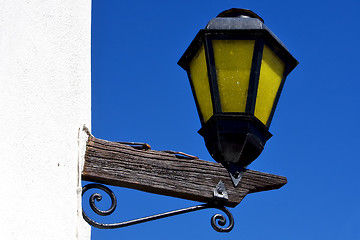 Image showing street lamp and a wall in colonia 