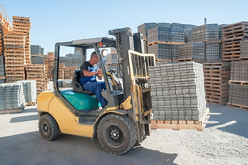 Image showing Loading footwalk products at construction factory