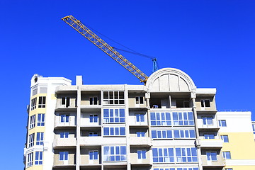 Image showing modern skyscraper with hoisting crane