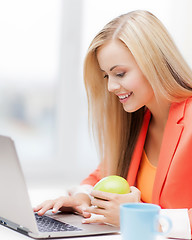 Image showing businesswoman with laptop