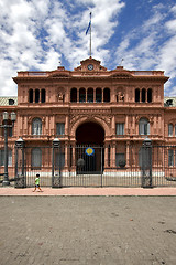 Image showing child in green in the monument casa rosada 