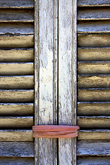 Image showing brown wood venetian blind and a pink rope 