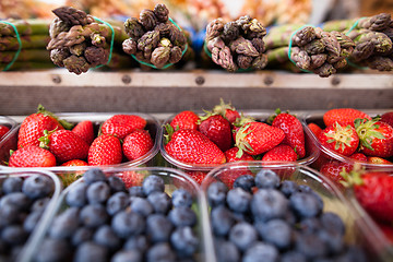 Image showing Strawberries, blueberries and asparagus