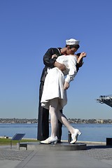 Image showing Statue of a sailor kissing a nurse picture