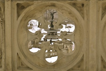 Image showing Bethesda Fountain from a hole