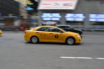 Image showing NYC taxi in movement