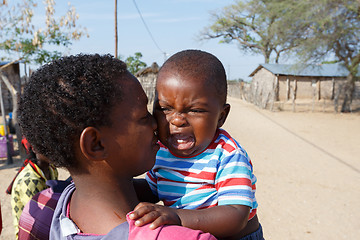 Image showing Crying namibian child with mother