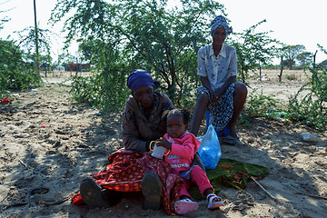 Image showing small namibian child with mother