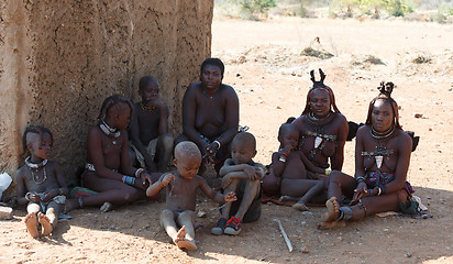 Image showing Himba womans with childs in the village