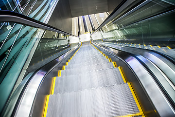 Image showing Airport moving sidewalk also travelator, walkalator and movator.