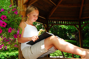 Image showing Girl read book