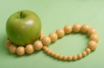 Image showing Apple and necklace