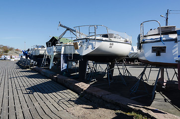 Image showing segelbåtar på fel sida bryggan