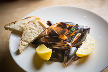 Image showing mussels whith sauce of fresh tomatoes