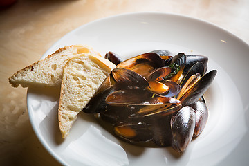 Image showing mussels whith sauce of fresh tomatoes