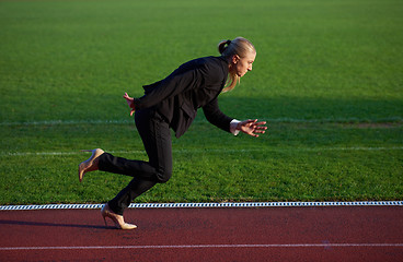 Image showing business woman ready to sprint