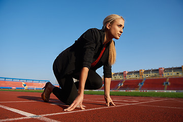 Image showing business woman ready to sprint