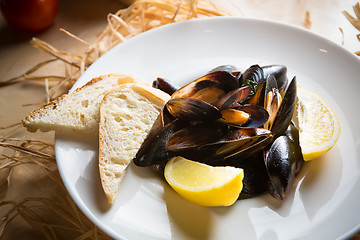 Image showing mussels whith sauce of fresh tomatoes