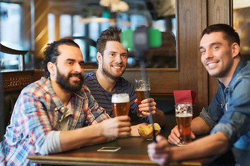 Image showing friends taking selfie and drinking beer at bar