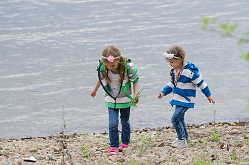 Image showing Two children that is going on the river bank