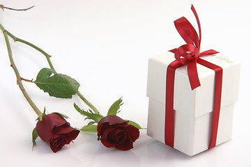 Image showing two roses and box