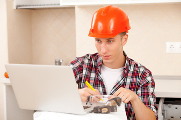 Image showing Engineer calculates estimates for repair