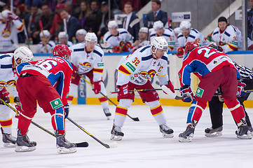 Image showing R. Hahl (32) and A. Stas (23) on faceoff