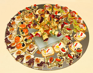 Image showing Round tray canapes