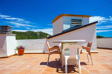 Image showing table and chairs on the roof under the open sky