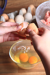 Image showing crashing eggs for preparing food