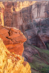 Image showing rock formations along the ledge of horseshoue bend in arizona