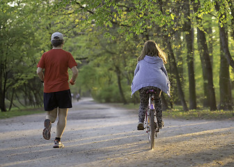 Image showing Dad with daughter on bike 