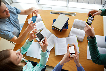 Image showing students with smartphones making cheat sheets