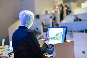 Image showing Business woman lecturing at Conference.