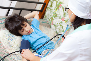 Image showing doctor measures the blood pressure of boy