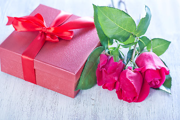 Image showing box for present and red roses 