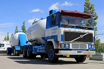 Image showing Classic Volvo F1225 Tank Truck for Bulk Transport on Display