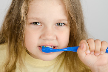 Image showing Close-up of a girl cleaning teeth