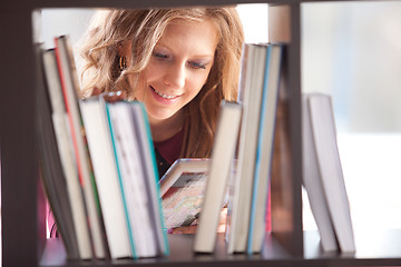 Image showing student studying in the library