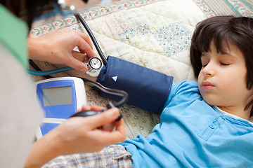 Image showing family doctor measures the blood pressure