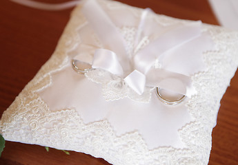 Image showing Wedding rings on embroidered pillow