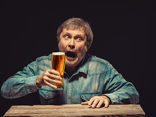 Image showing The enchanted and emotional fan with glass of beer