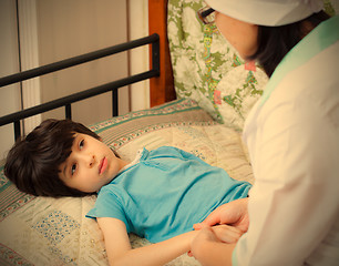 Image showing doctor pediatrician talking to a little patient