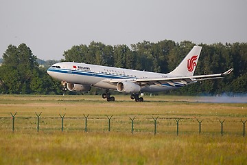 Image showing Airliner landing