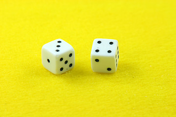 Image showing dices in yellow horizontal