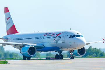 Image showing Airplane taxiing