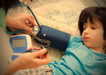 Image showing family doctor measures the blood pressure