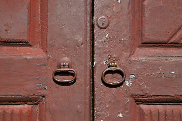 Image showing   knocker and wood  door vinago  varese italy