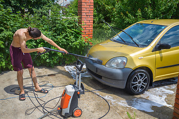 Image showing Washing car