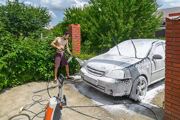 Image showing Washing car